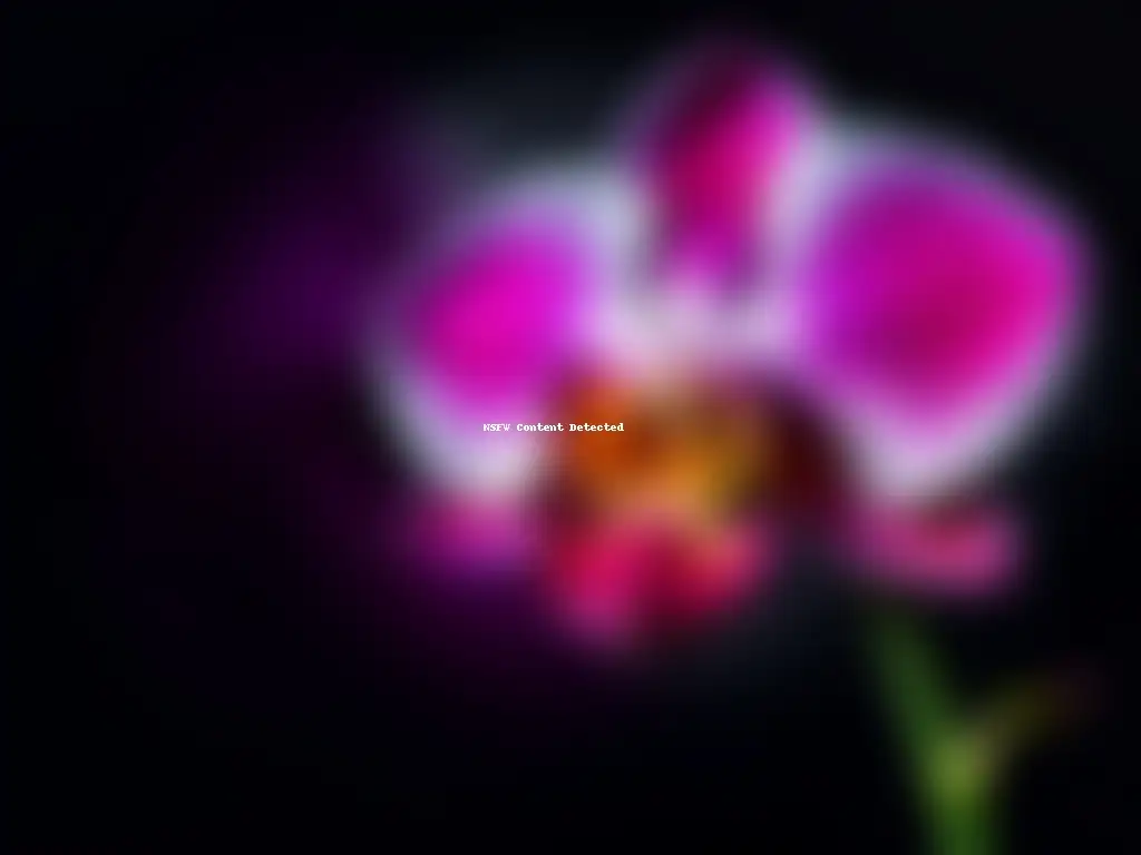 Una orquídea exótica y vibrante en primer plano, con pétalos magenta, sobre fondo oscuro