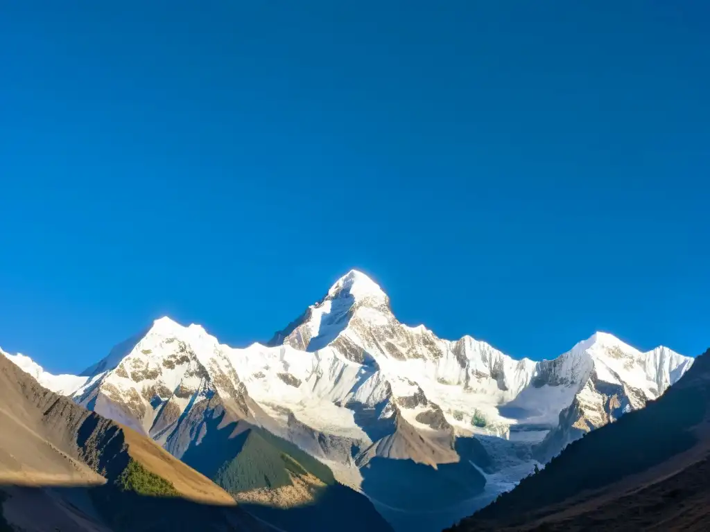 Un paisaje majestuoso del Himalaya bañado por el sol, con picos nevados y exuberante vegetación